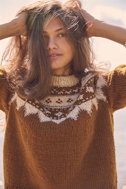 Guro sweater til dame fra hæfte Tema 68 "Nordiske ikoner" fra Sandnes Garn